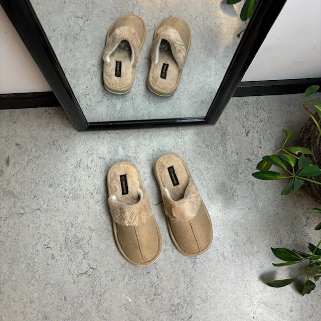 Beige tøfler med synlig pelskant