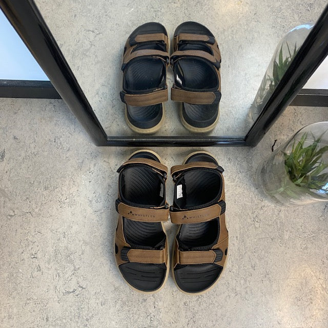 Brun tursandal til herre fra Whistler med god svangstøtte