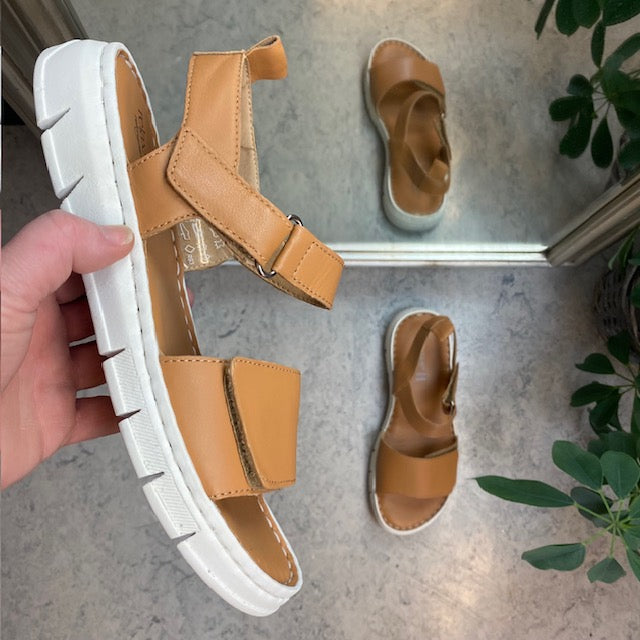 Lekker, myk og fleksibel skinnsandal i brun fra Relaxshoe
