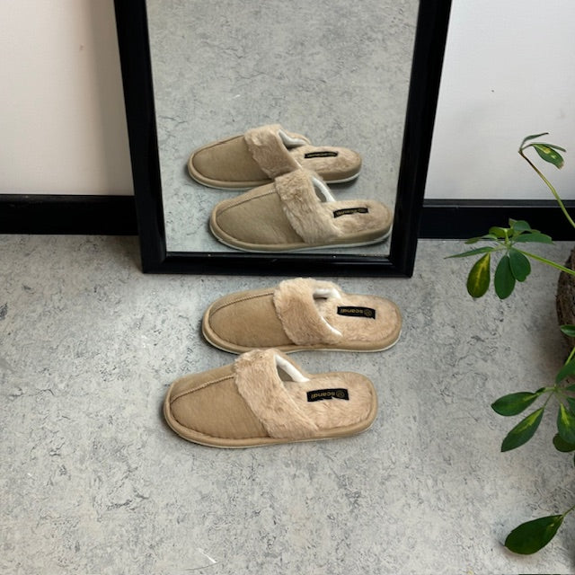 Beige tøfler med synlig pelskant