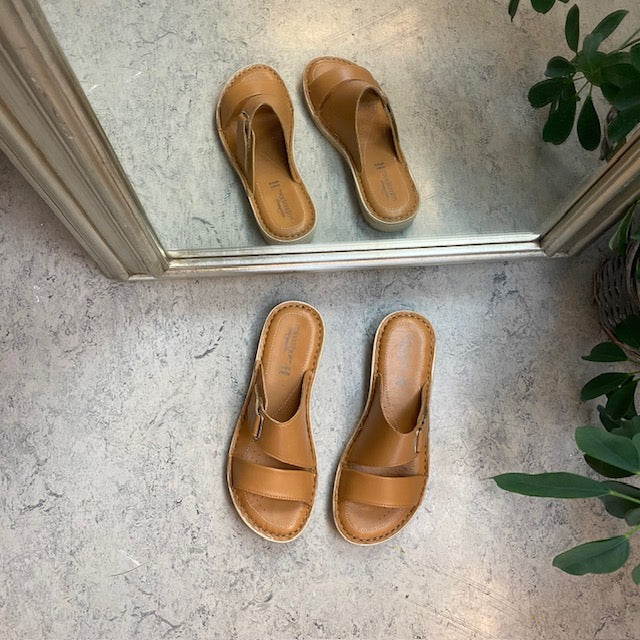 Brun skinn slip-on med justerbar rem fra Relaxshoe