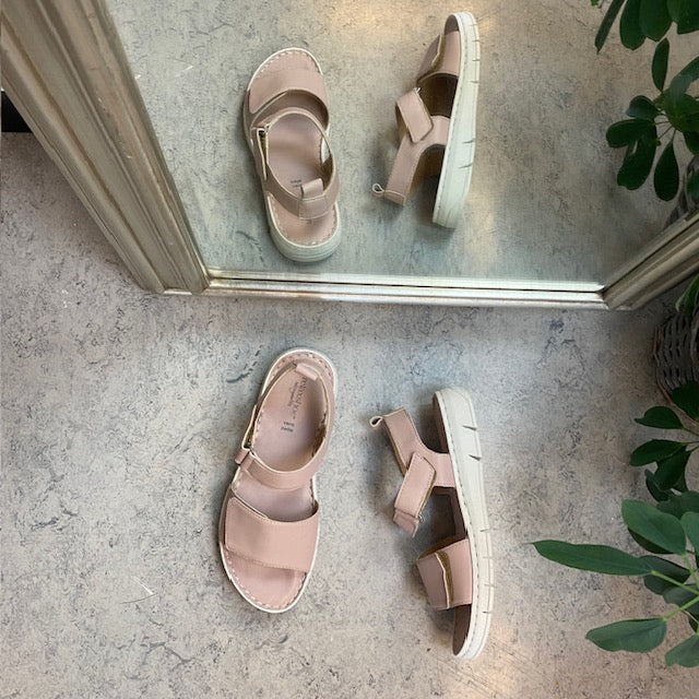 Lekker, myk og fleksibel skinnsandal i rosa fra Relaxshoe