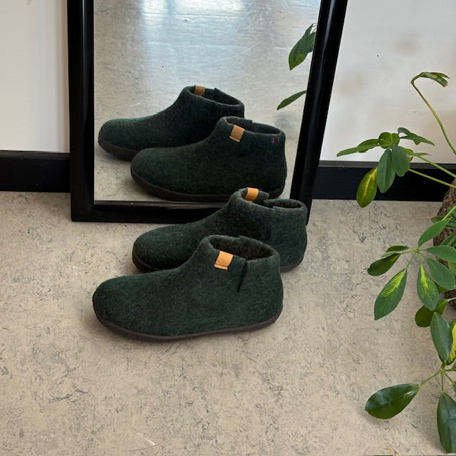 Høy grønn hjemmesko i ull med sklisikre såler fra Green Comfort