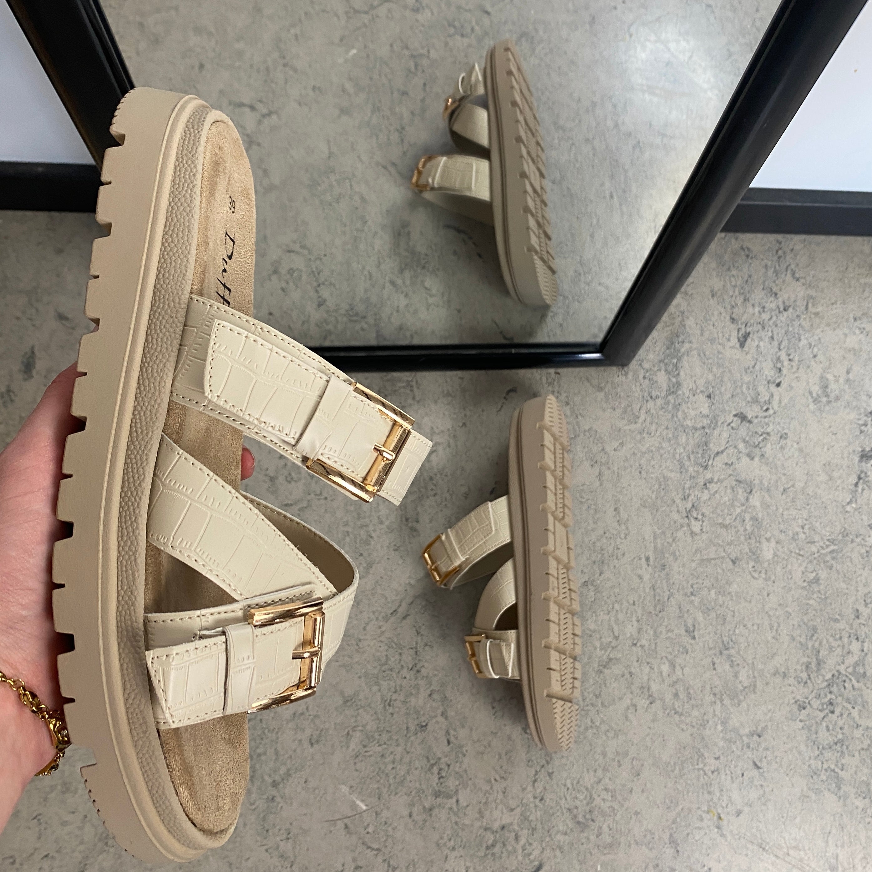 Beige komfortabel sandal med justerbare remmer og stabil såle