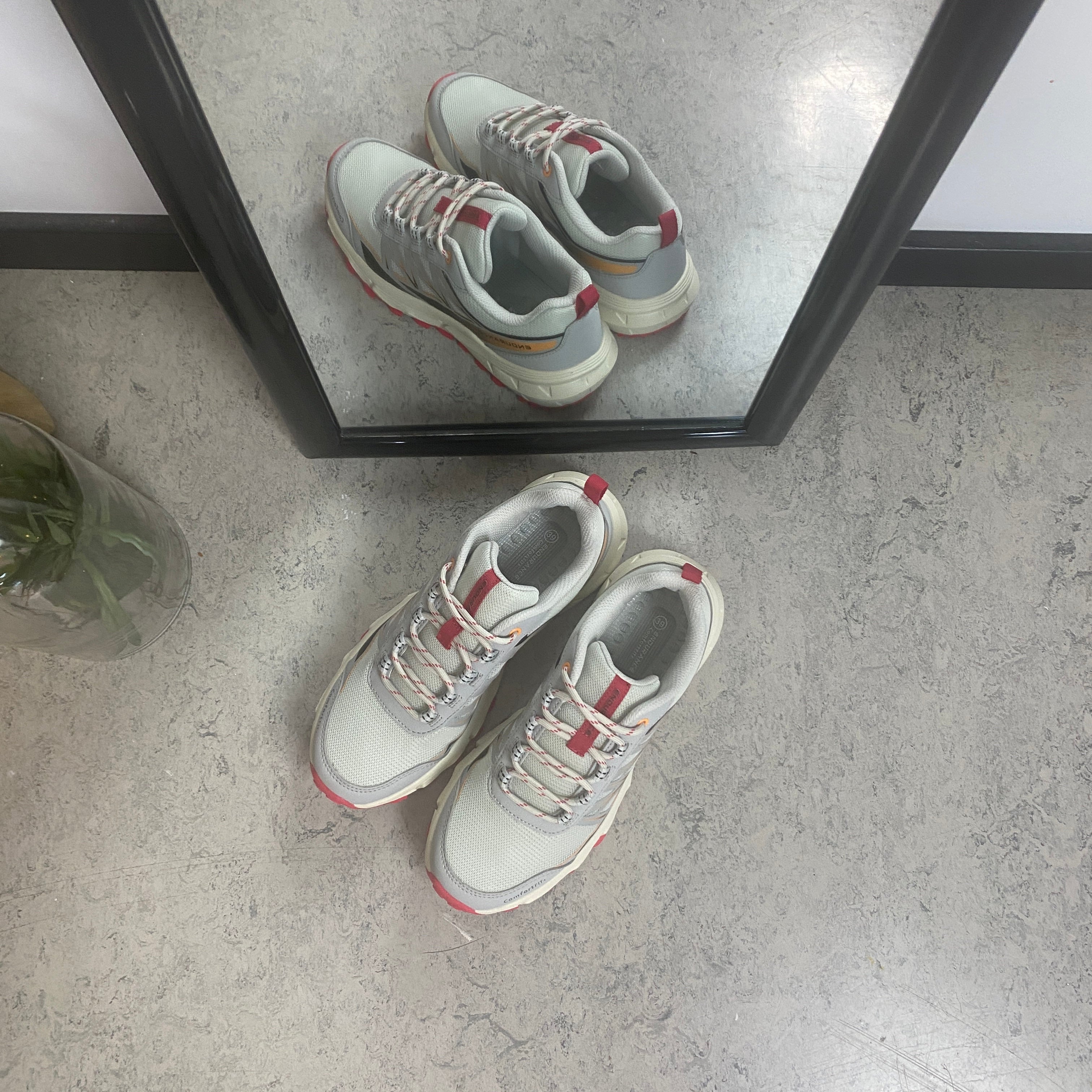 Endurance Fadell W Shoes – Lett og pustende sneaker i Glacier Grey med rosa detaljer