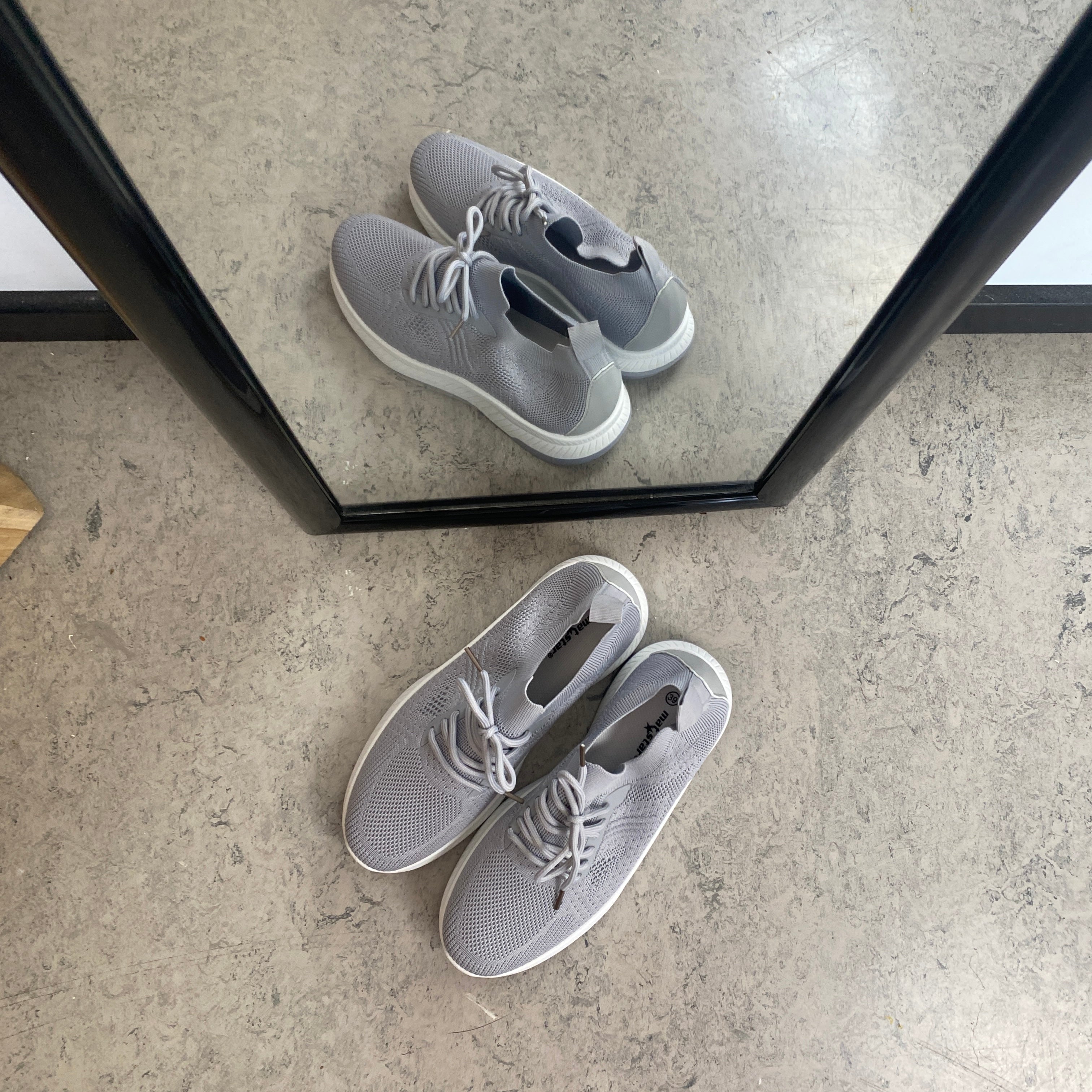 Grå slip-on lettvekts sneaker i pustende strikk