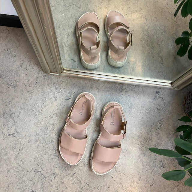 Lekker, myk og fleksibel skinnsandal i rosa fra Relaxshoe