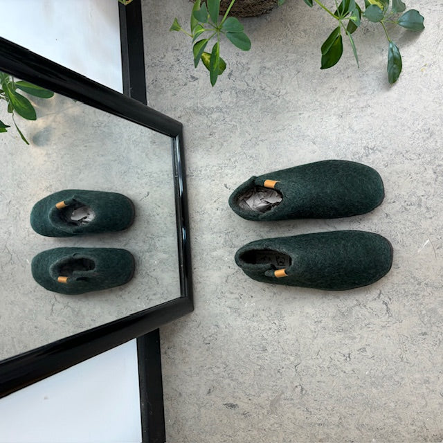 Høy grønn hjemmesko i ull med sklisikre såler fra Green Comfort