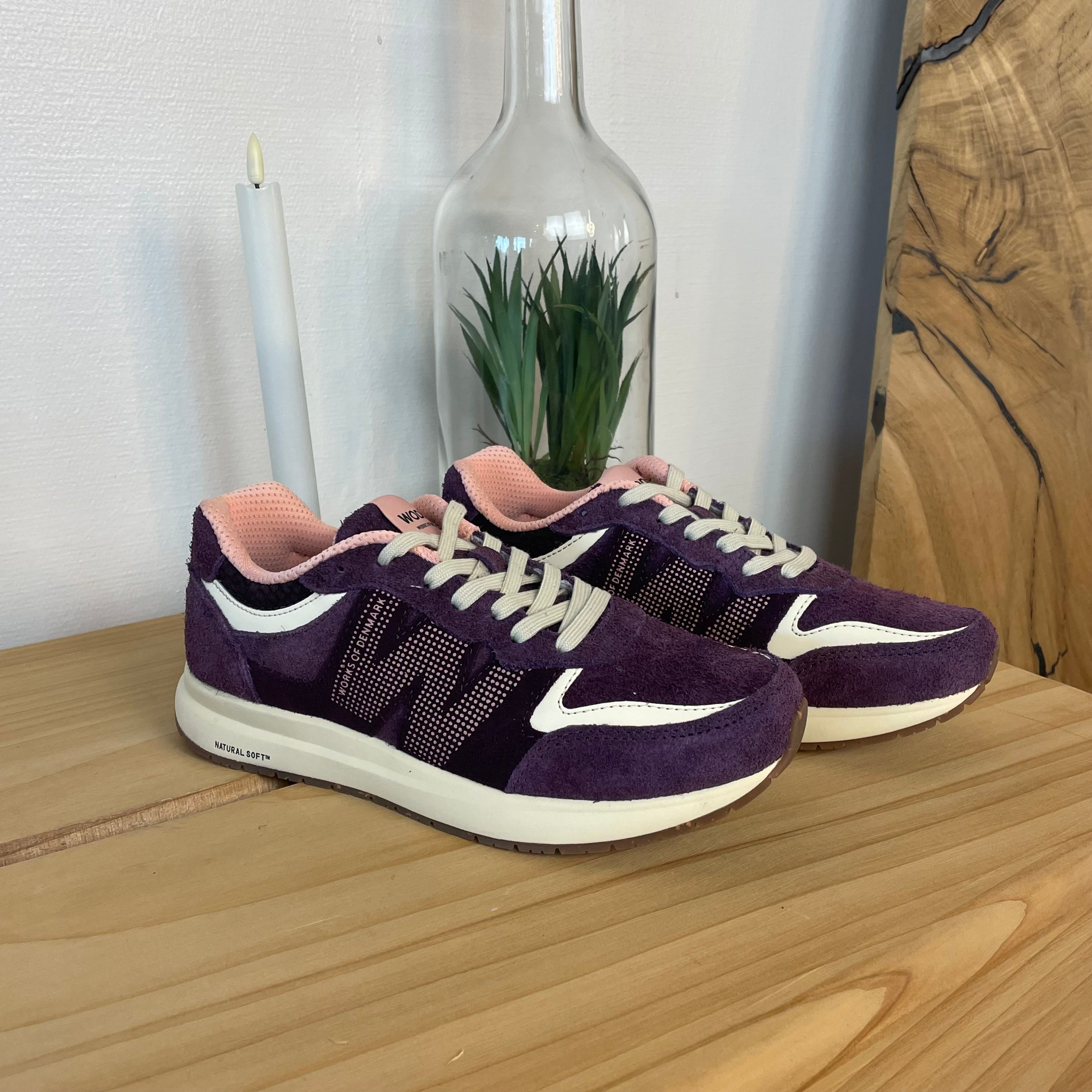 Woden Rigmor Suede – lyngfarget sneaker i semsket skinn med myk komfort