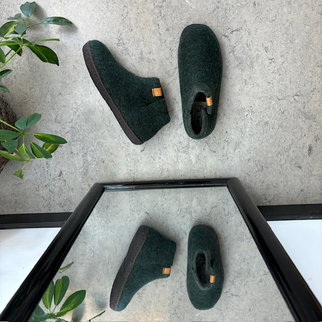 Høy grønn hjemmesko i ull med sklisikre såler fra Green Comfort