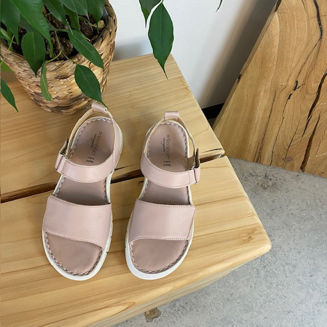 Lekker, myk og fleksibel skinnsandal i rosa fra Relaxshoe