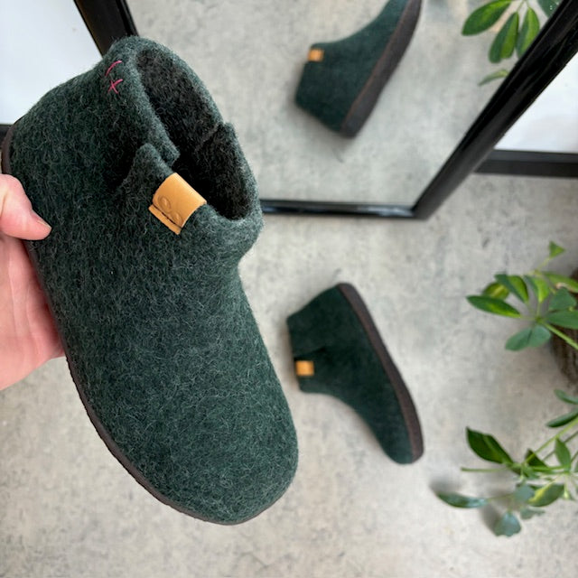 Høy grønn hjemmesko i ull med sklisikre såler fra Green Comfort