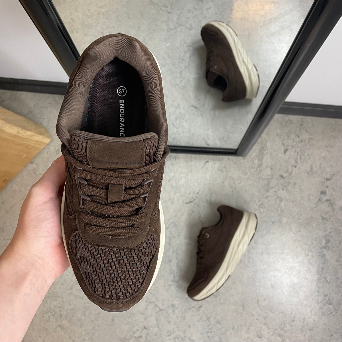 Endurance komfortsko til dame – brun sneaker med lett og støtdempende såle
