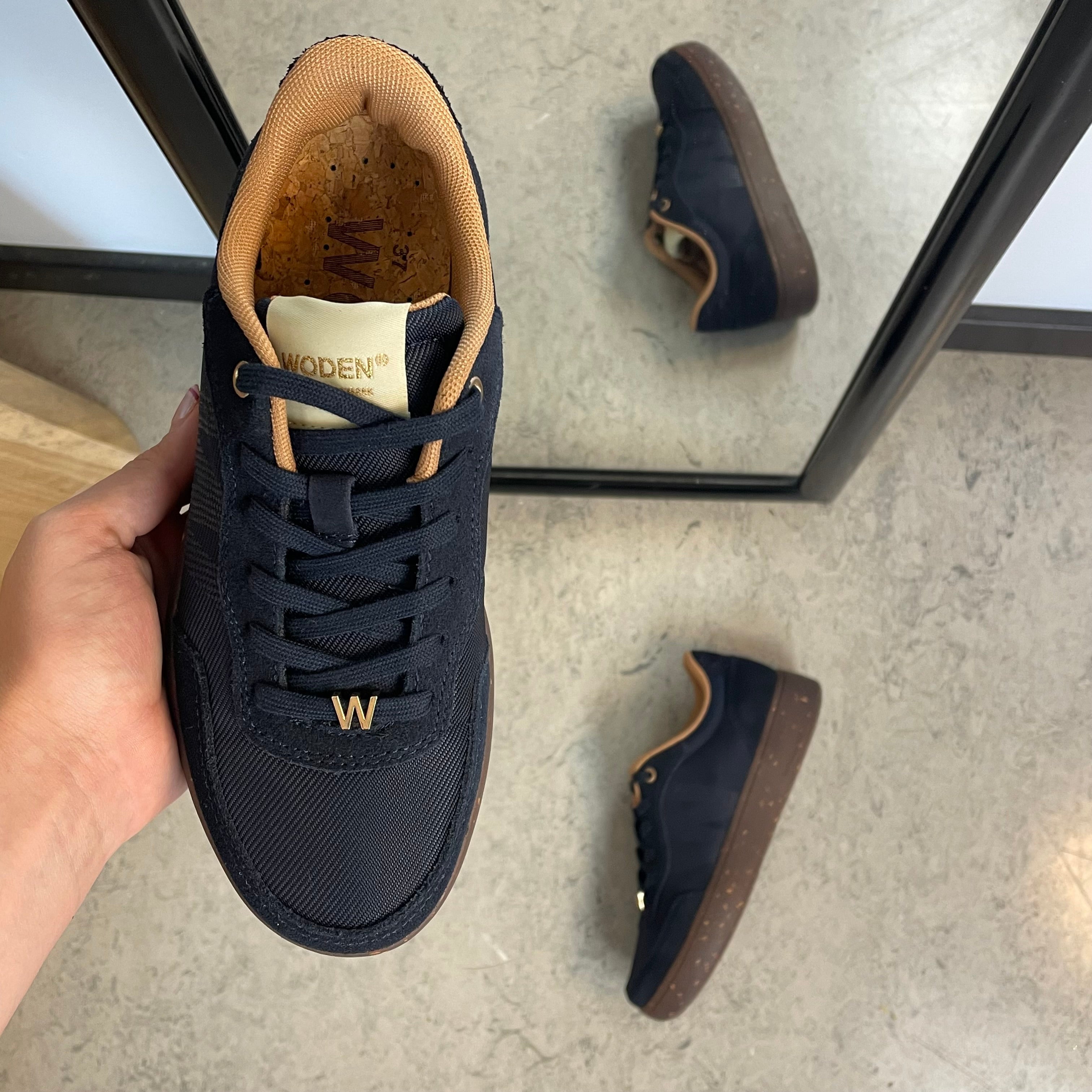 Woden Line Sneak – navy sneaker med gulldetaljer & myk komfort