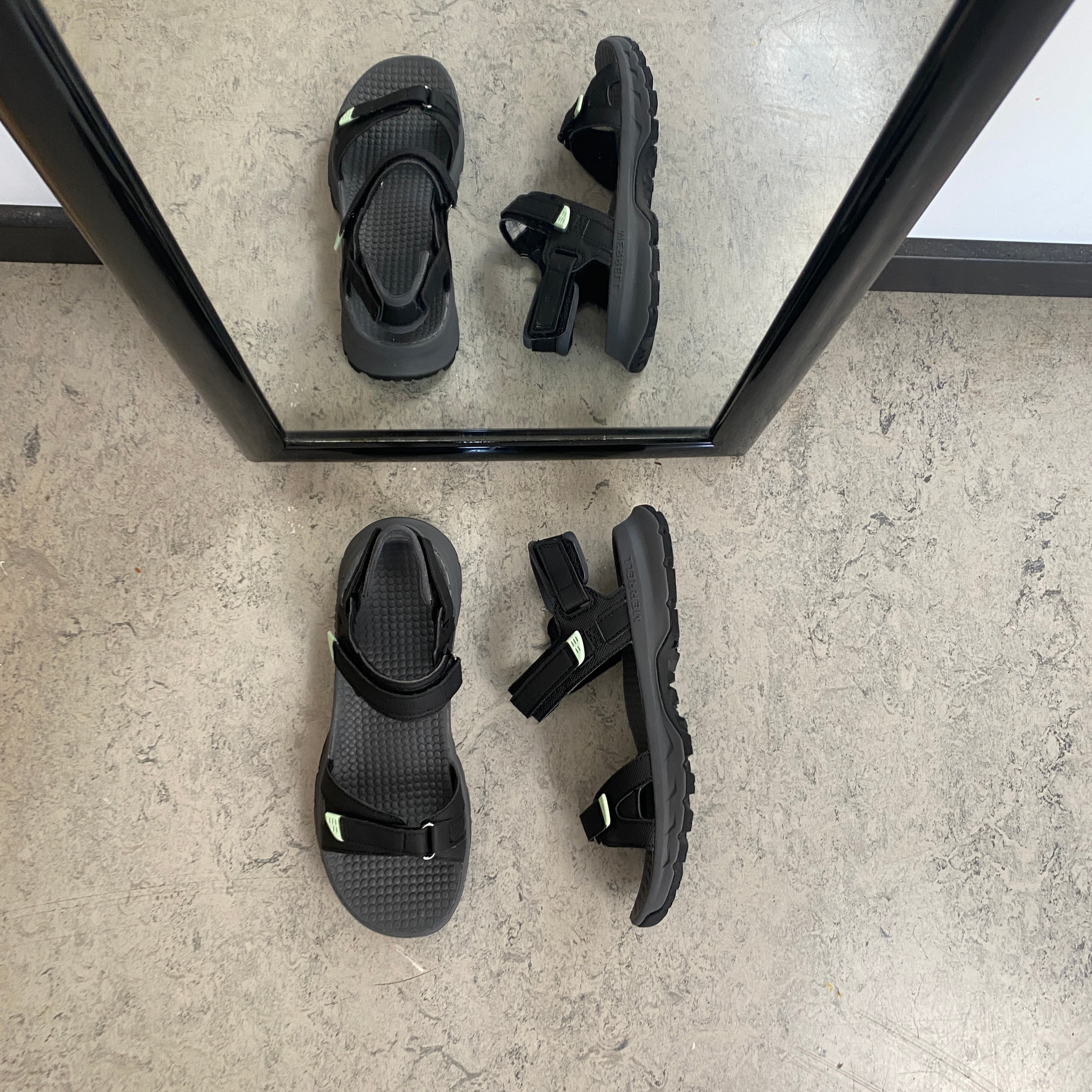 Merrell-sandal med støtdempende komfort til jobb og aktiv hverdag
