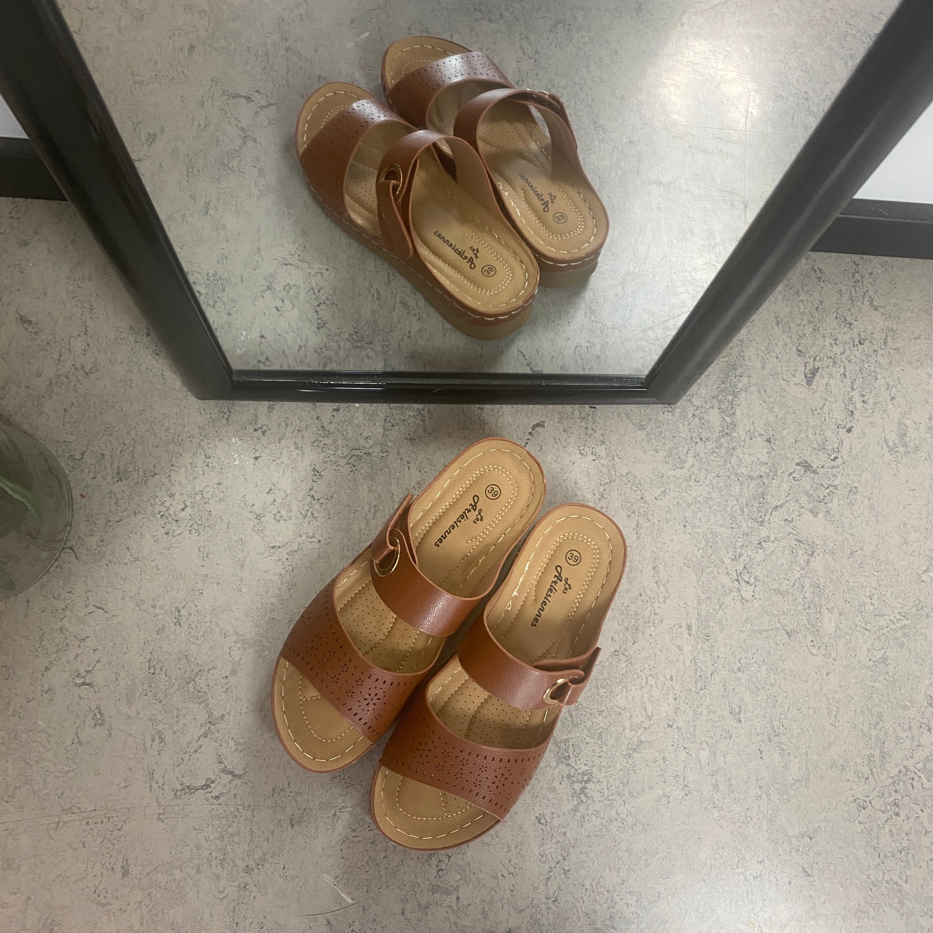 Brun slip-on sandal med borrelåsfeste – varm nyanse & feminin silhuett
