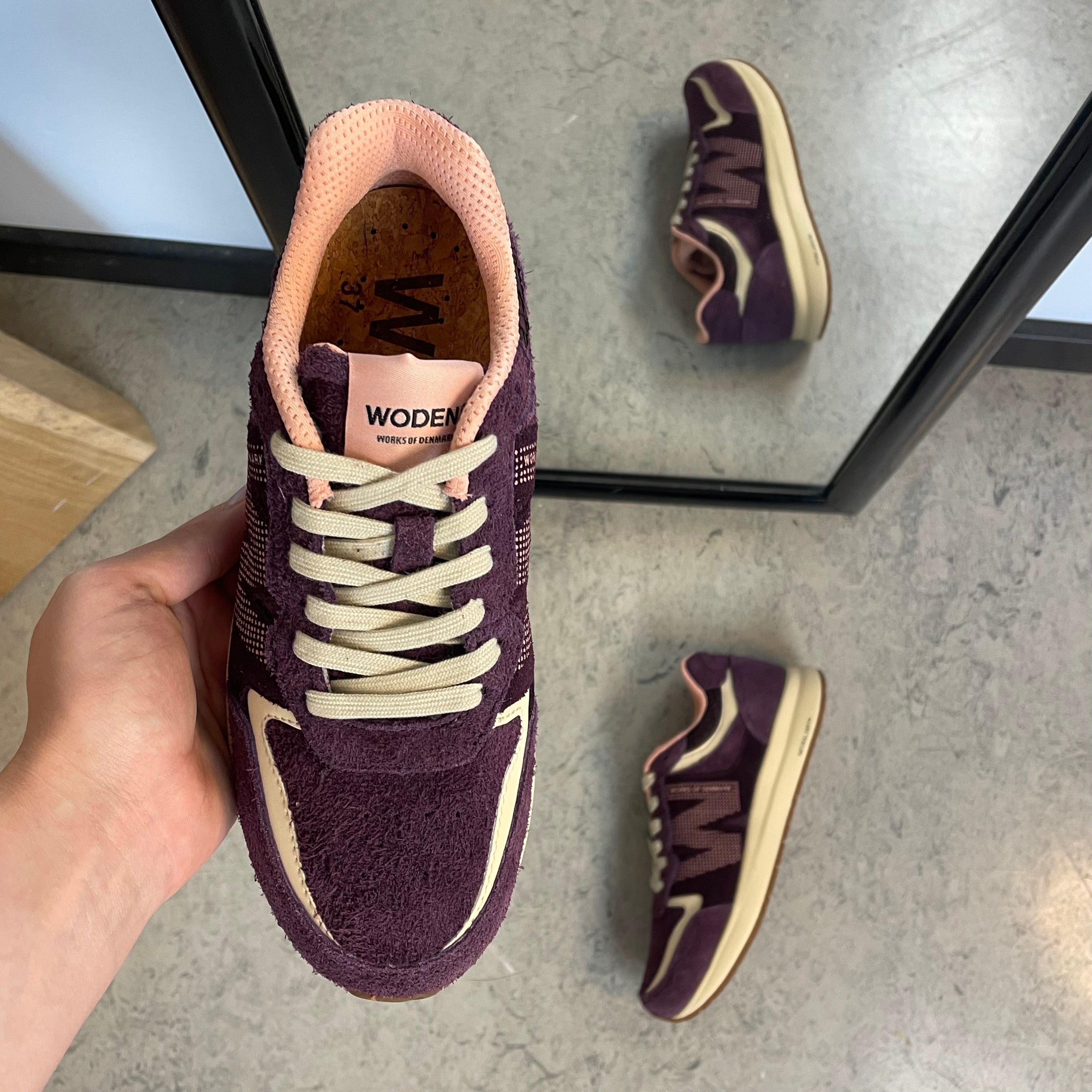 Woden Rigmor Suede – lyngfarget sneaker i semsket skinn med myk komfort