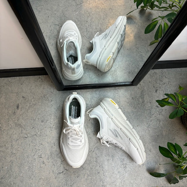 Pustende hvite MaxCushioning-sko fra Skechers