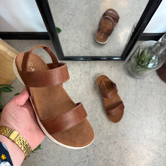 Brun Whistler-sandal med svangstøtte og elastisk hælreim