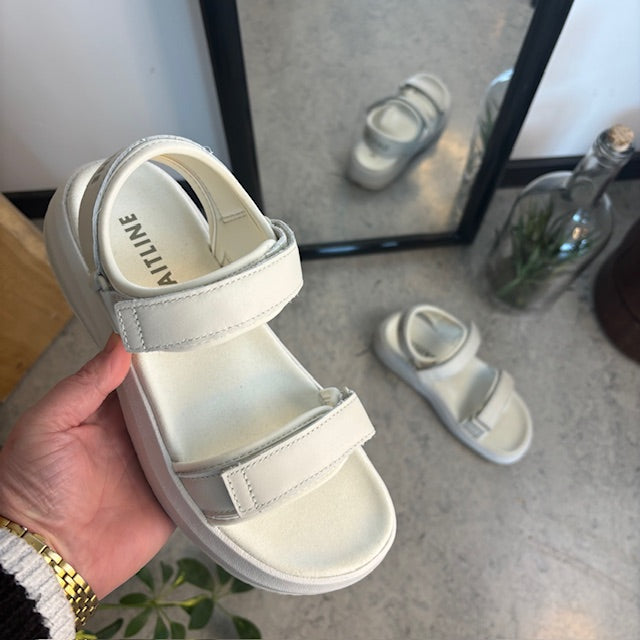 Gaitline sandal – hvit med hvit såle & SGL Technology™