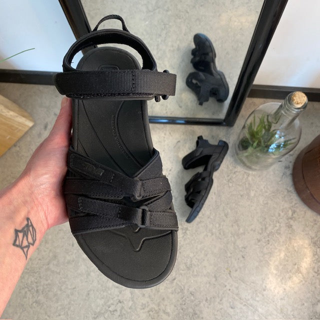Teva Tirra – smart svart sandal fra Teva med god svangstøtte