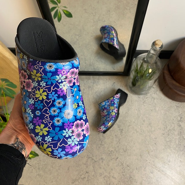 Sanita tøffel-tresko med blå og lilla blomster