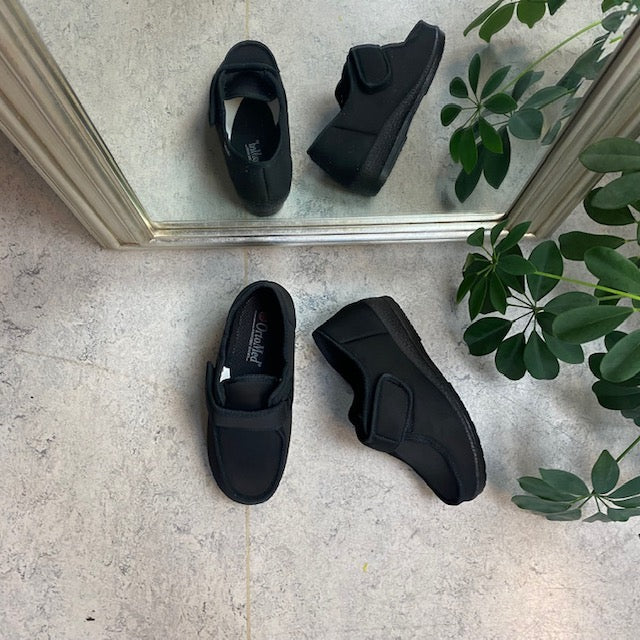 Bred ortopedisk sko med velcro og god plass