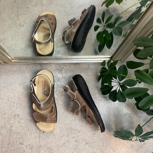 Bred skinnsandal med borrelås