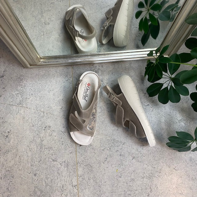 Bred ortopedisk sandal i beige med borrelås, svangstøtte og ekstra plass til knyster