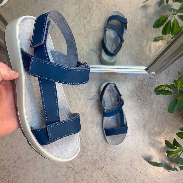 Blå skinnsandal med tre justerbare remmer og svangstøtte
