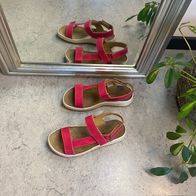Rosa skinnsandal med tre justerbare remmer og svangstøtte