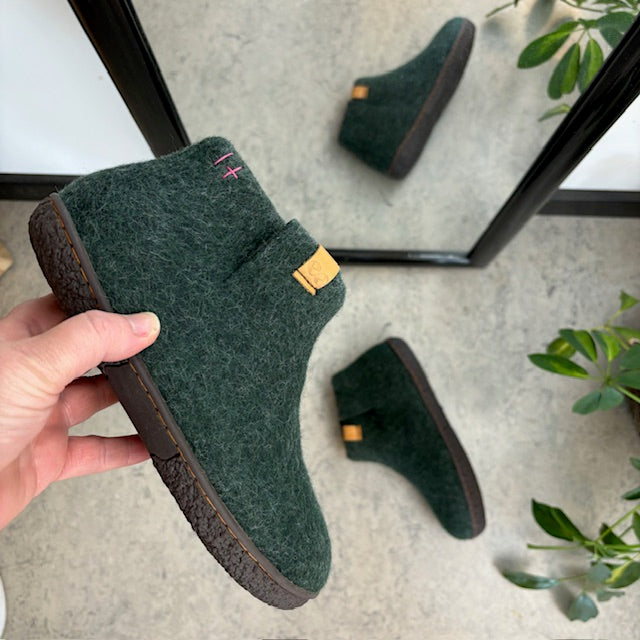 Høy grønn hjemmesko i ull med sklisikre såler fra Green Comfort