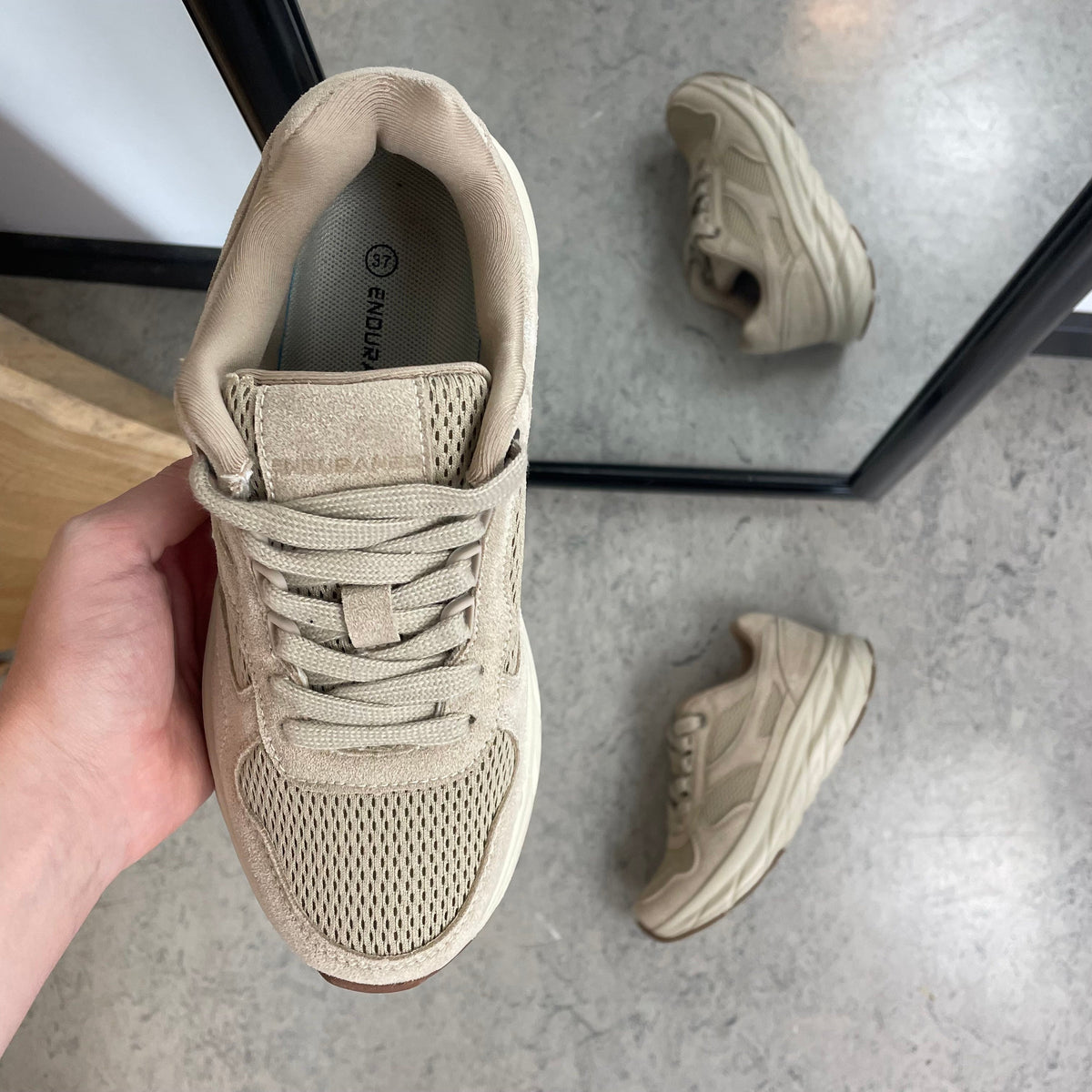 Endurance komfortsko til dame – beige sneaker med lett og støtabsorberende såle