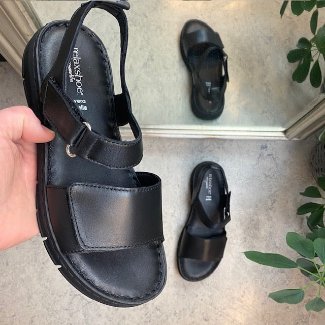 Lekker myk og fleksibel skinnsandale i svart fra Relaxshoe