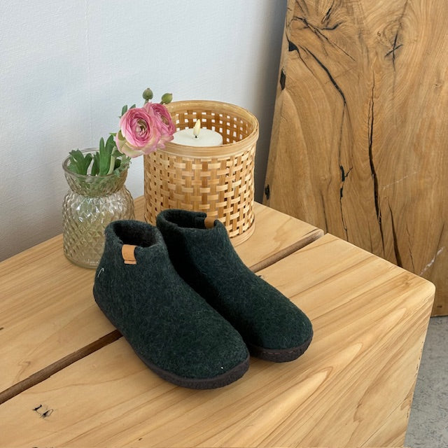 Høy grønn hjemmesko i ull med sklisikre såler fra Green Comfort