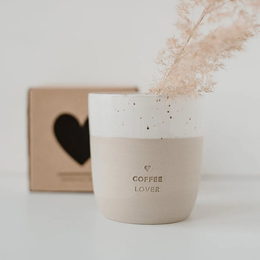 Håndlaget keramikkrus uten hank – inngravert 'Coffee Lover'