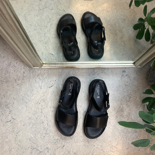 Lekker myk og fleksibel skinnsandale i svart fra Relaxshoe