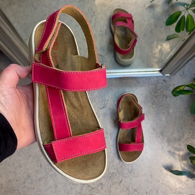 Rosa skinnsandal med tre justerbare remmer og svangstøtte