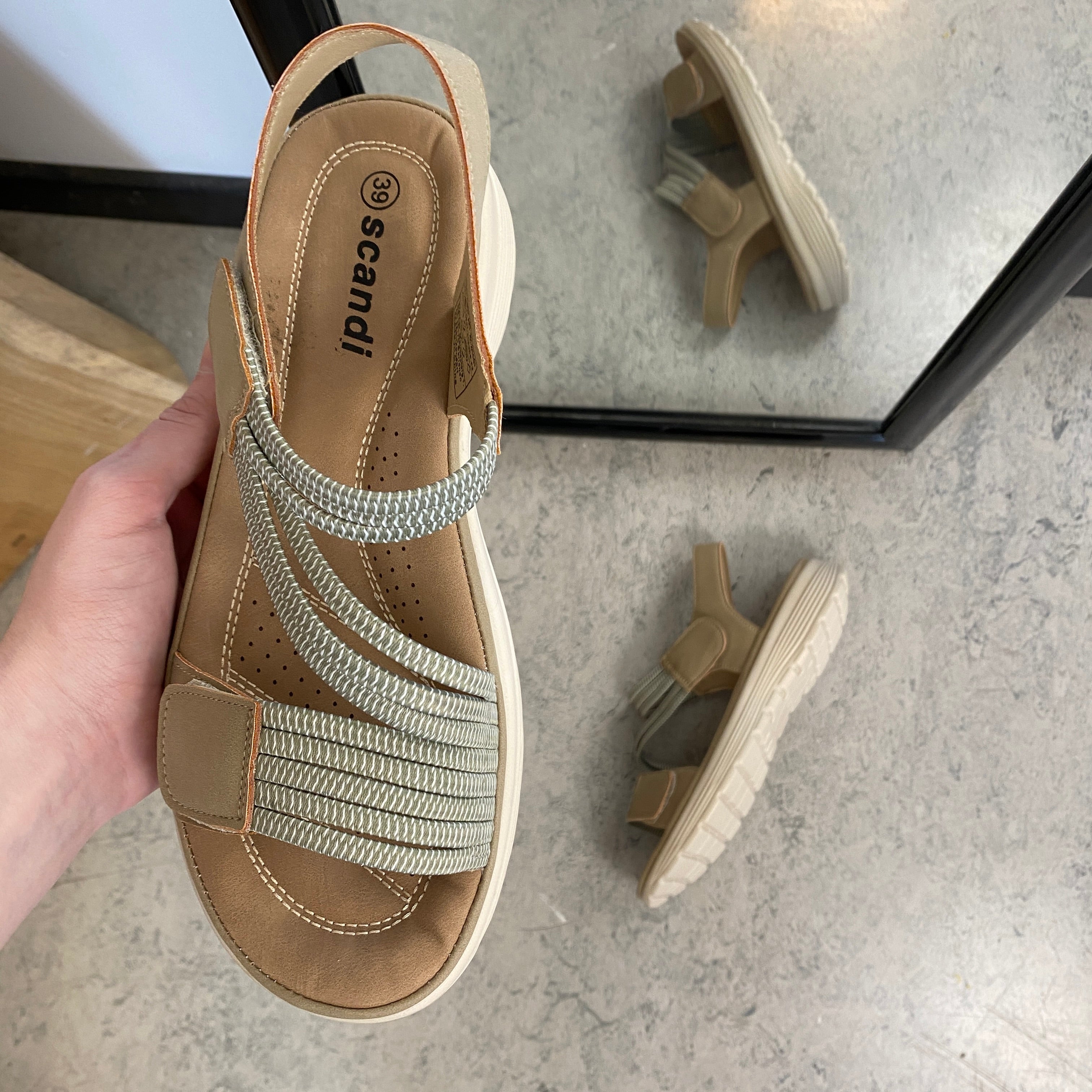 Grønn komfortsandal med elastiske remmer – lett og støttende