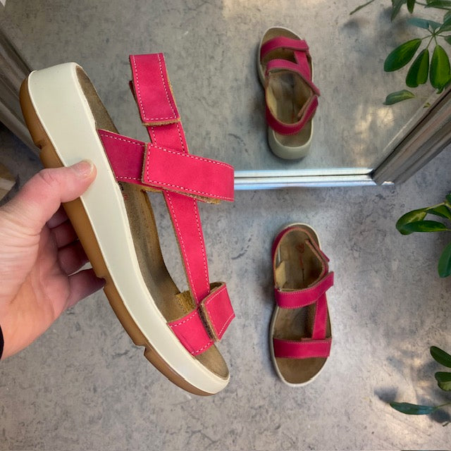 Rosa skinnsandal med tre justerbare remmer og svangstøtte