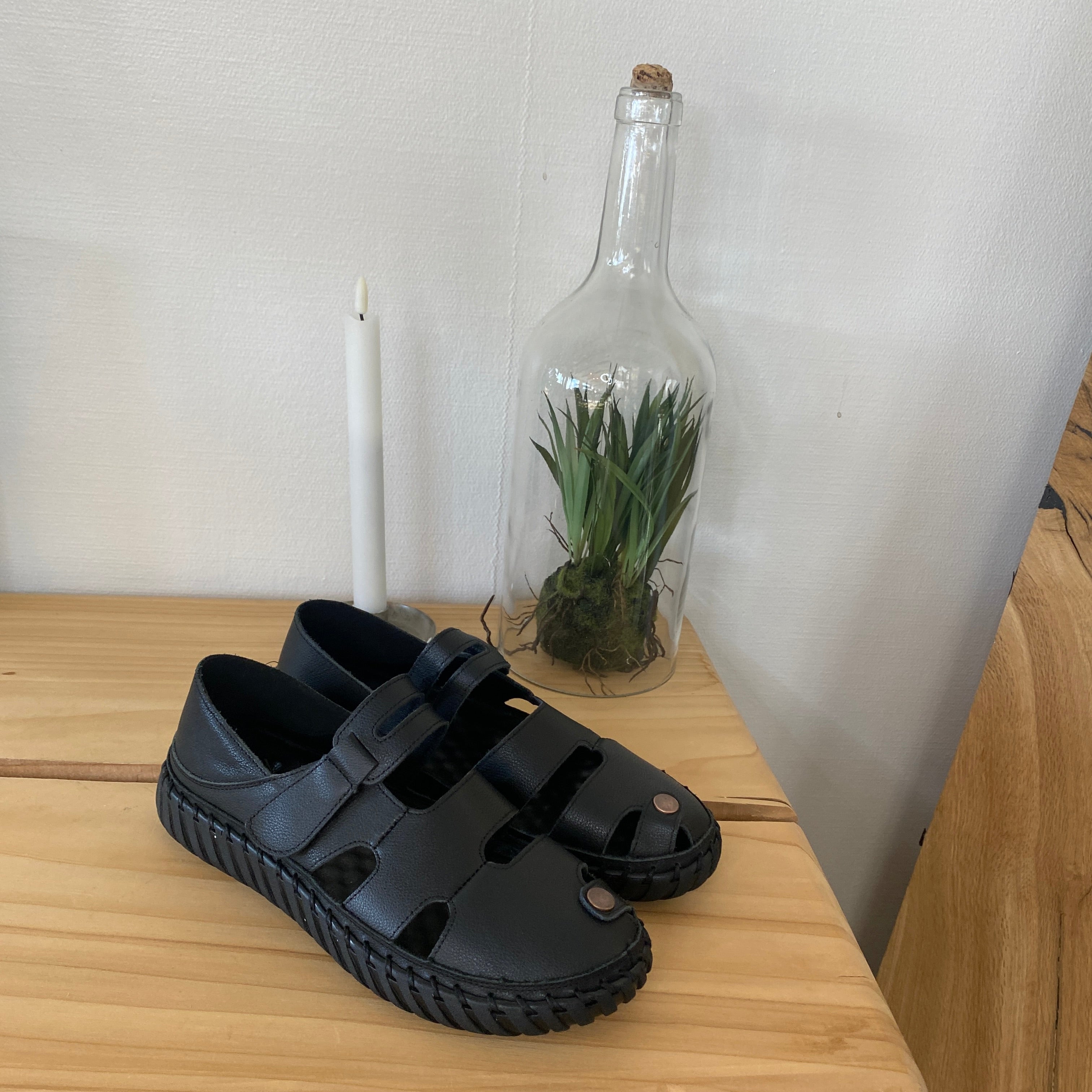 Svart komfortsandal med lukket tå og fleksibel såle