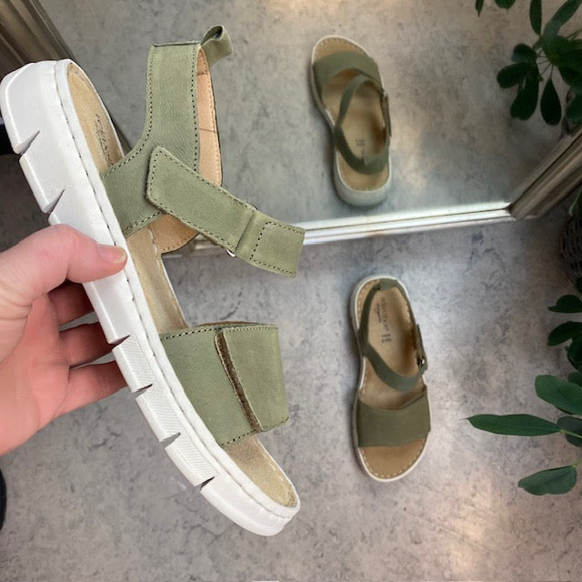 Myk og fleksibel skinnsandal i matt grønn fra Relaxshoe