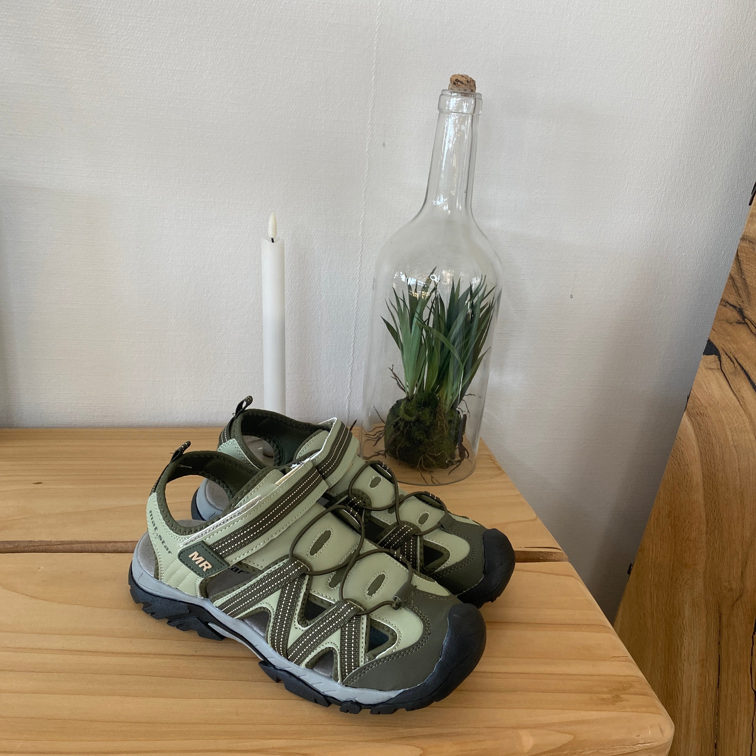 Robust tursandal i khaki med god støtte