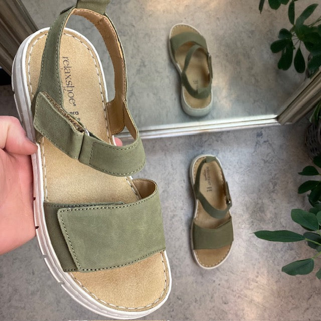 Myk og fleksibel skinnsandal i matt grønn fra Relaxshoe