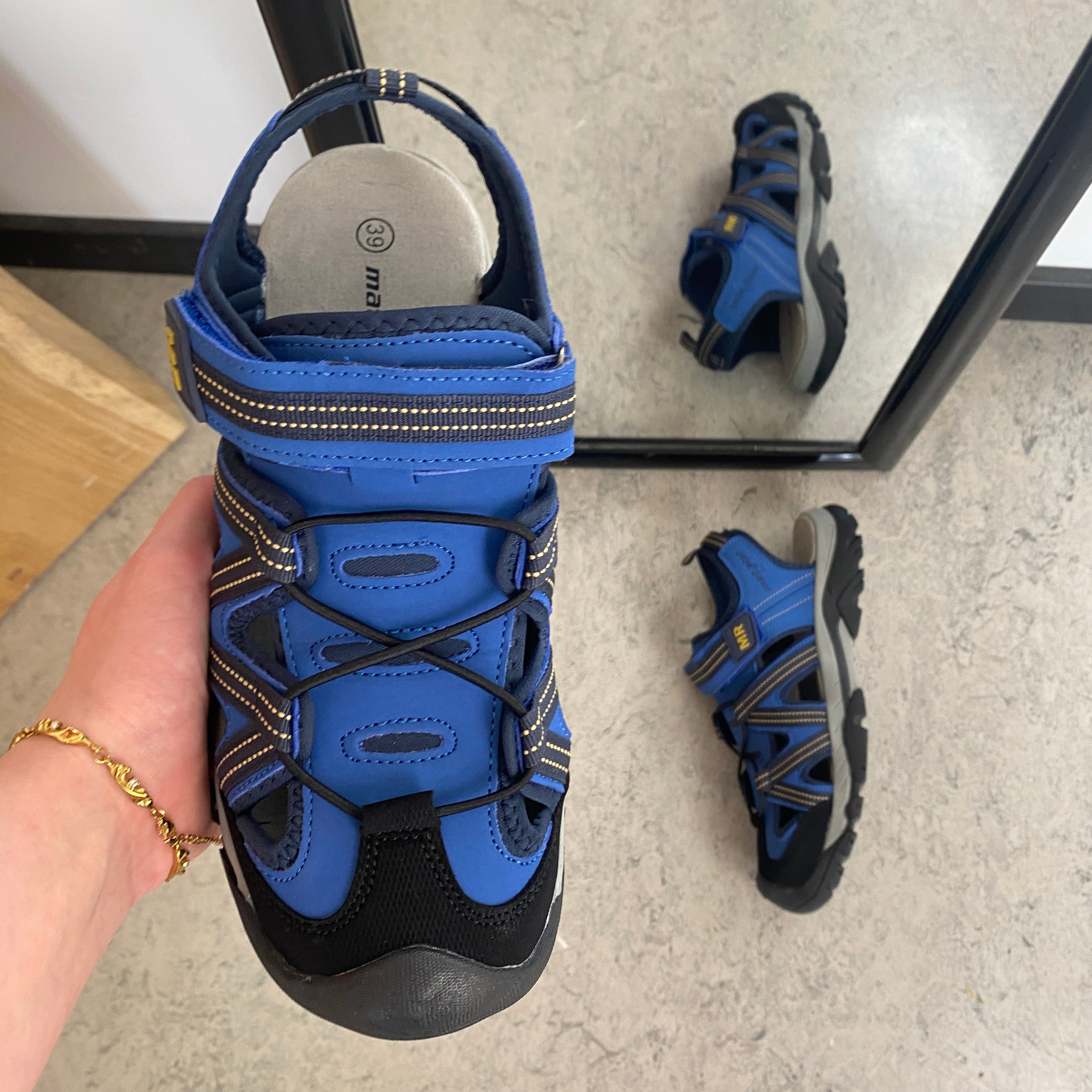 Robust tursandal i blå med god støtte