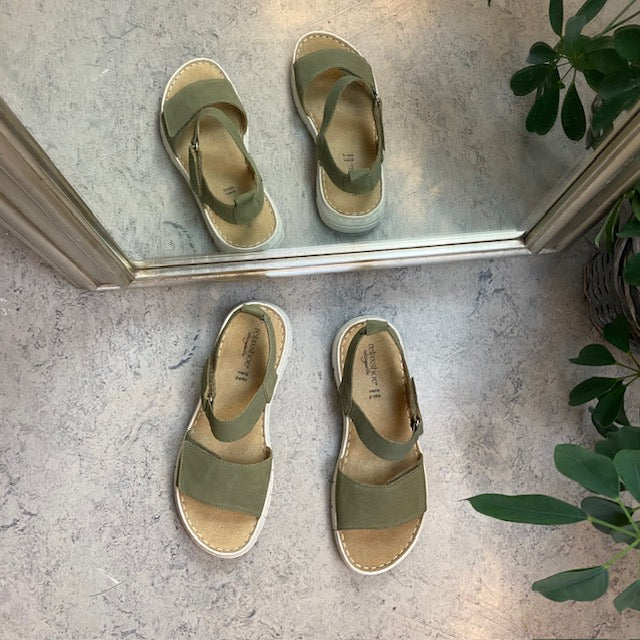 Myk og fleksibel skinnsandal i matt grønn fra Relaxshoe