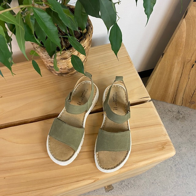 Myk og fleksibel skinnsandal i matt grønn fra Relaxshoe