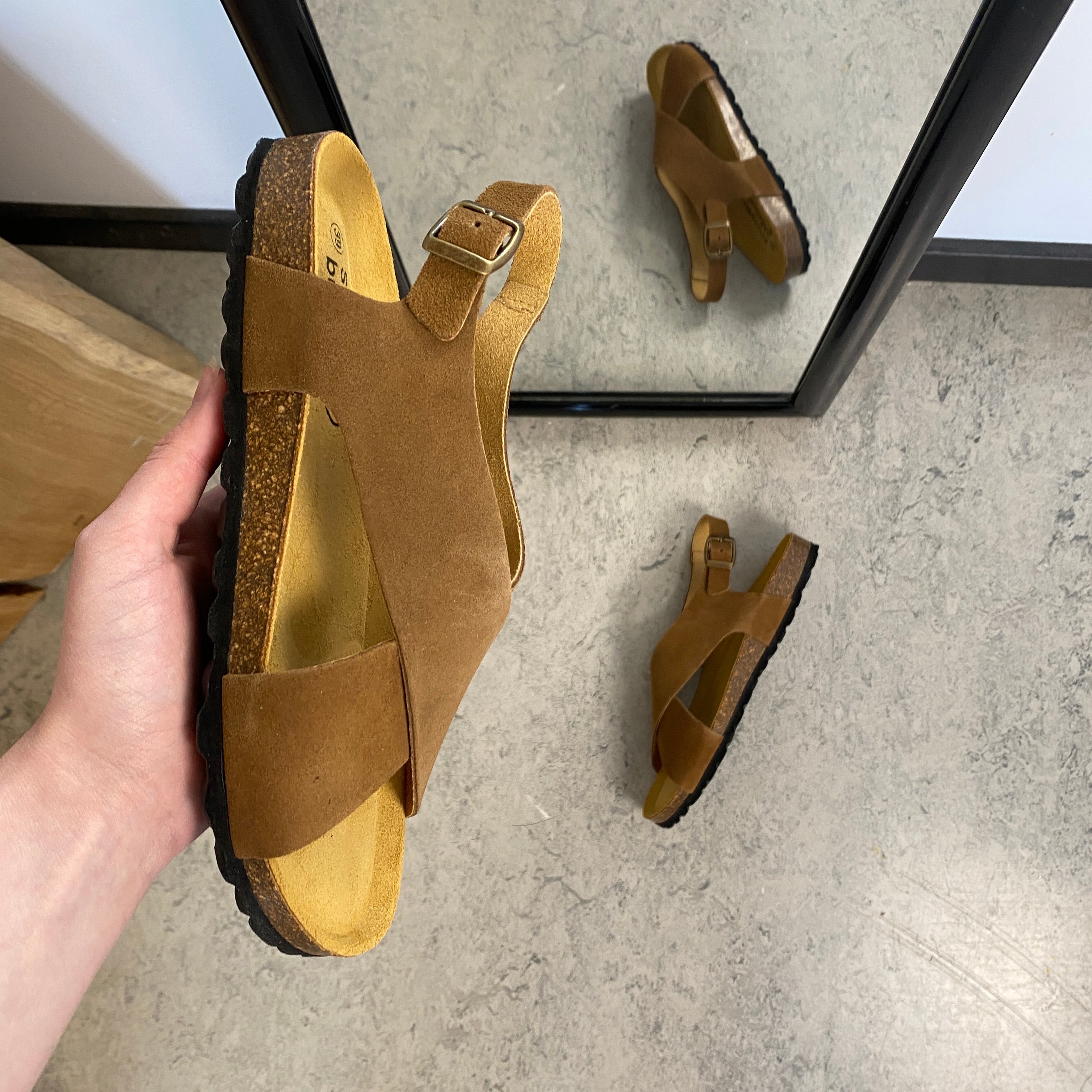 Serraje Roble – brun sandal med kryssremmer og ankelrem | Sykepleiebutikk.no