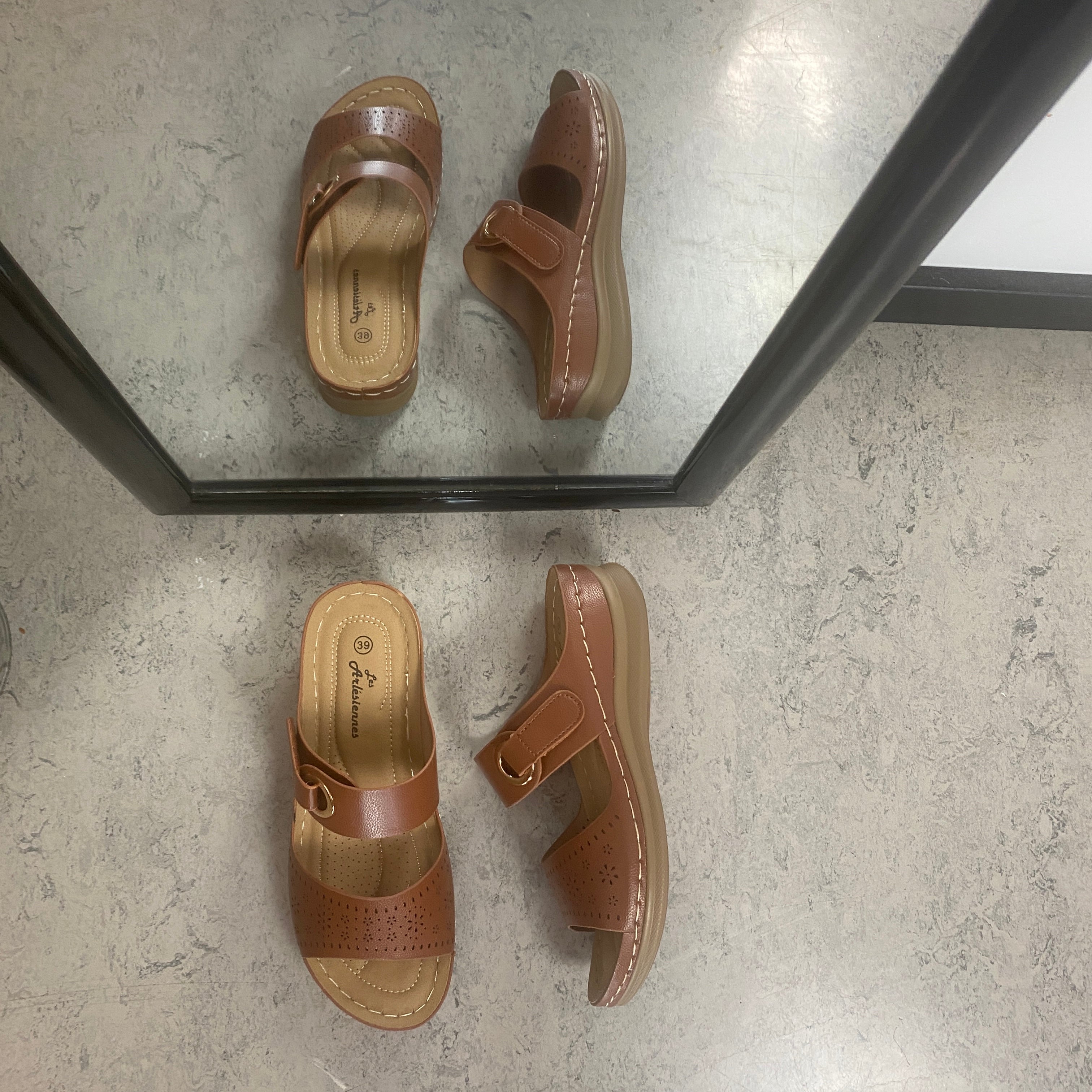 Brun slip-on sandal med borrelåsrem – varm nyanse & feminin silhuett