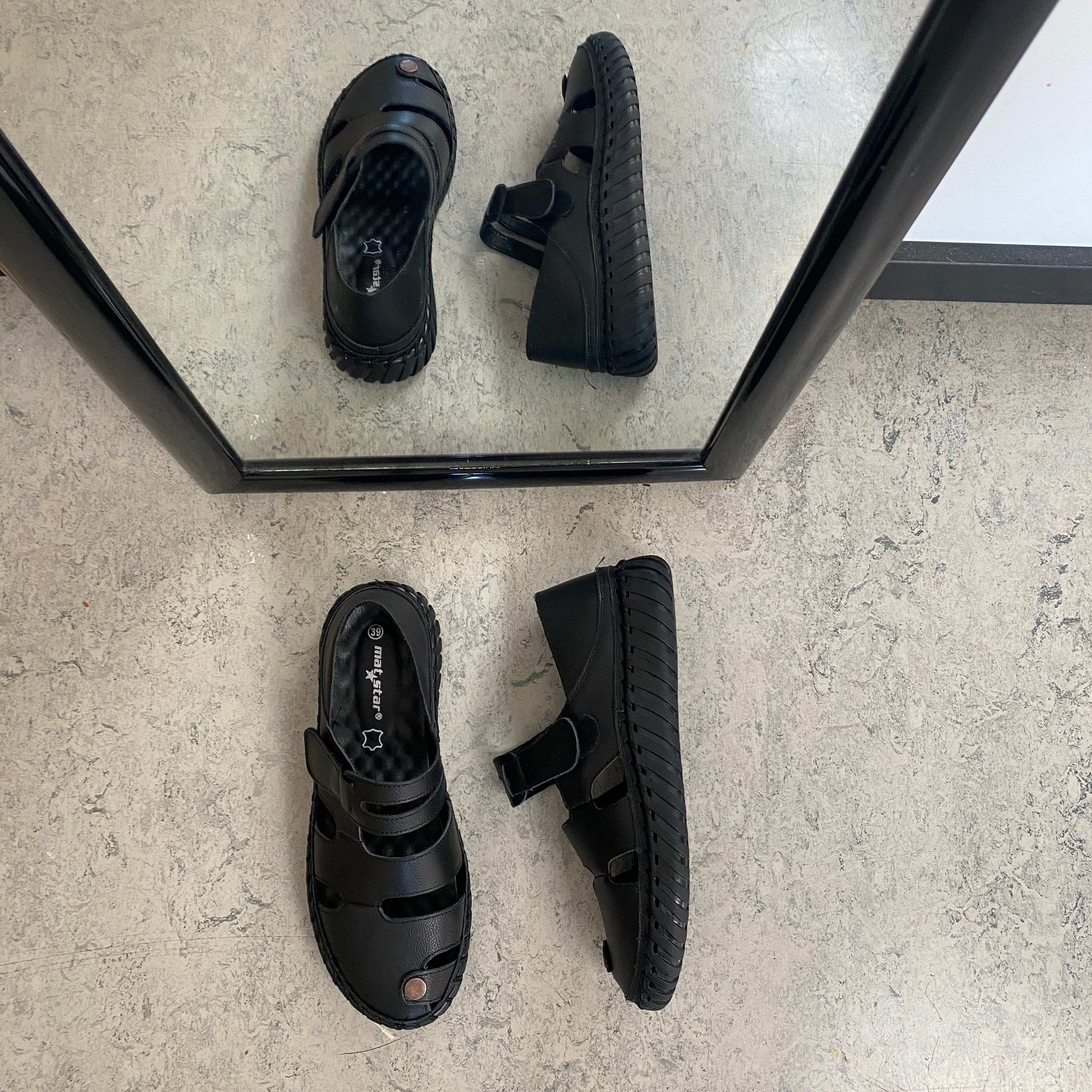 Svart komfortsandal med lukket tå og fleksibel såle